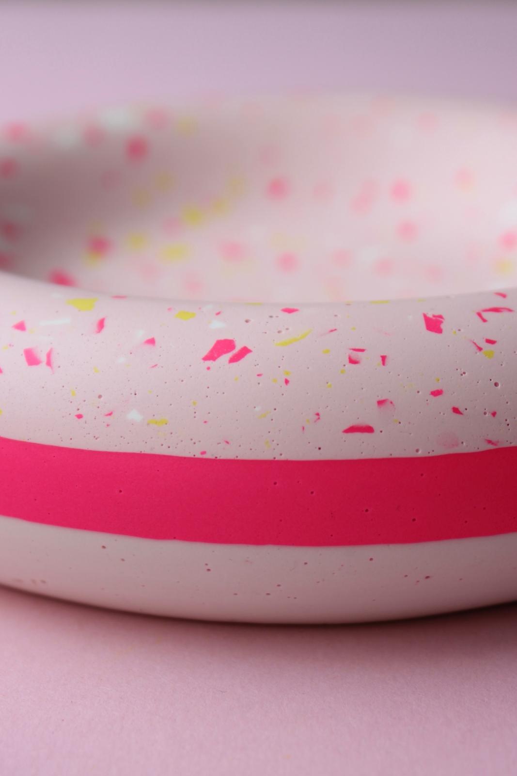 Pinke Terrazzo-Schale mit Neon-Streifen