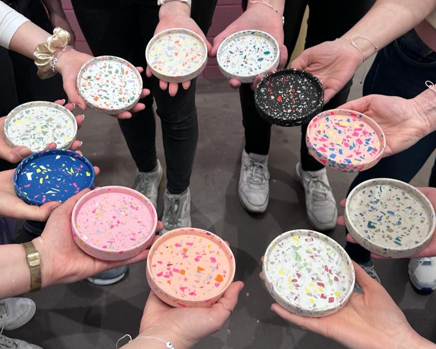 Workshop-Gruppe mit fertigen Terrazzo-Schalen